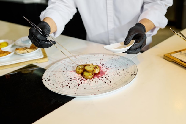 Bucătar pregătind o farfurie