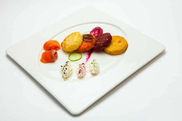 Trei farfurii cu preparate diverse